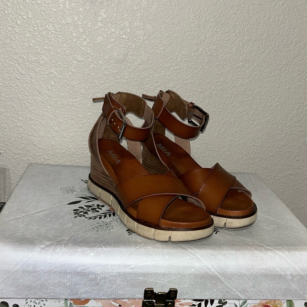 Mia sandals